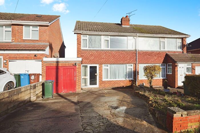 3 Bedroom Semi Detached House For Sale In Hillview Crescent, Banbury, OX16