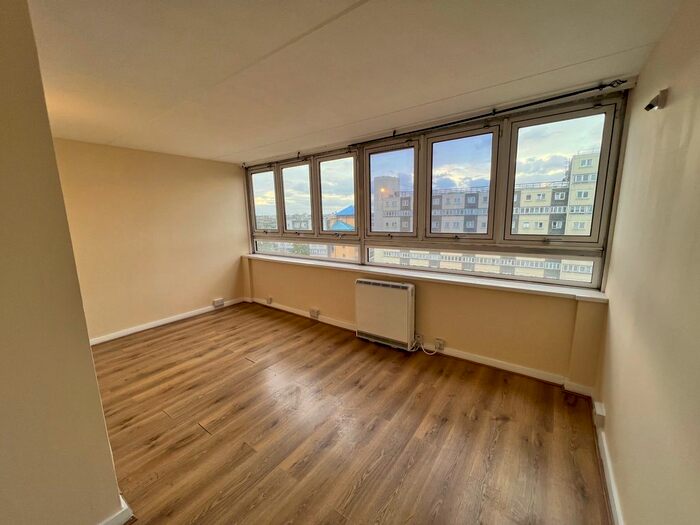 2 Bedroom Flat To Rent In Lucas Court, Stasburg Road, Battersea, SW11