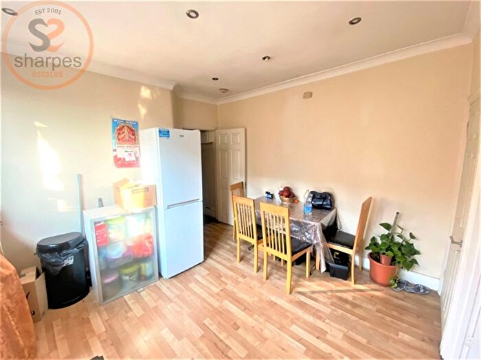 3 Bedroom Flat To Rent In Southcroft Road, Tooting, London, SW17