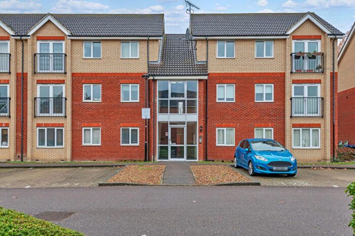 2 Bedroom Flat For Sale In Braeburn Walk, Royston, SG8