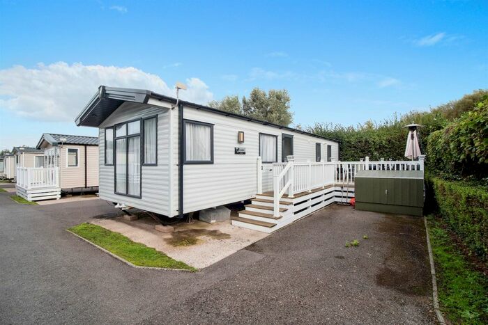 3 Bedroom Mobile/park Home For Sale In Bowleaze Coveway, Weymouth, DT3