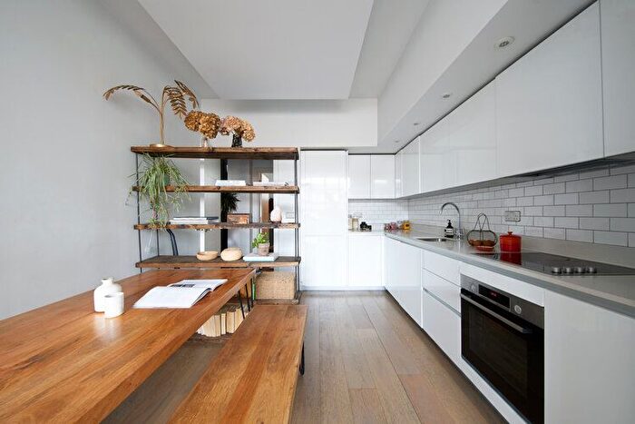 2 Bedroom Flat To Rent In Chatham Place, London, E9