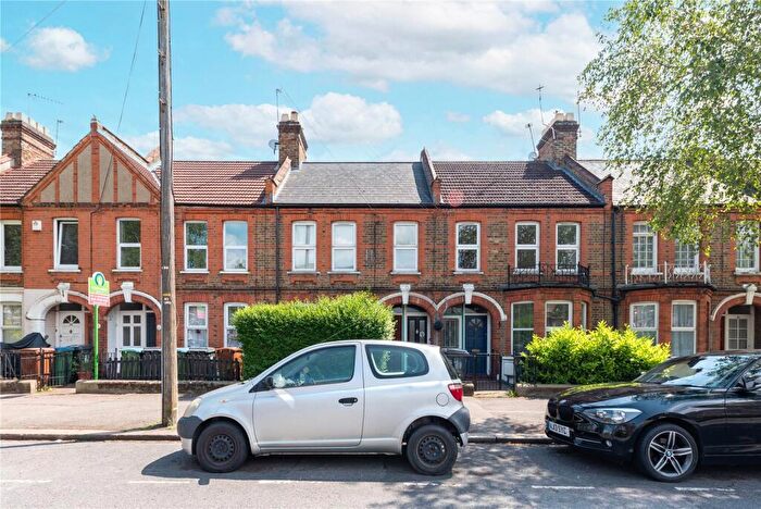 2 Bedroom Flat To Rent In Winns Avenue, Walthamstow, London, E17