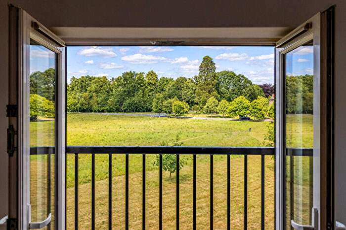 3 Bedroom Flat For Sale In Tudor Court, Liphook, GU30