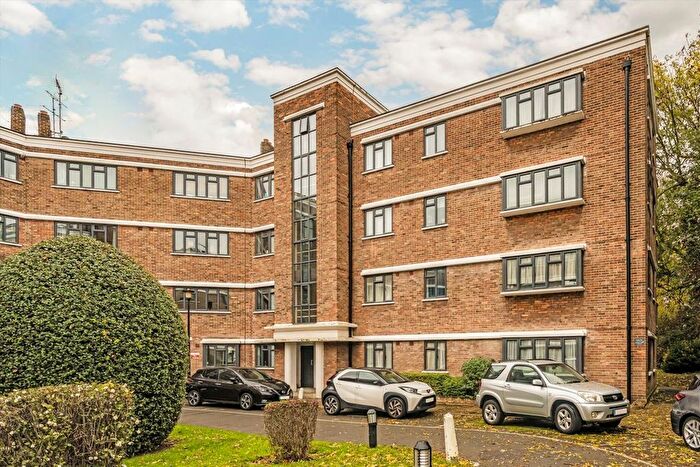 2 Bedroom Flat To Rent In Kingsbridge Avenue, Acton, W3