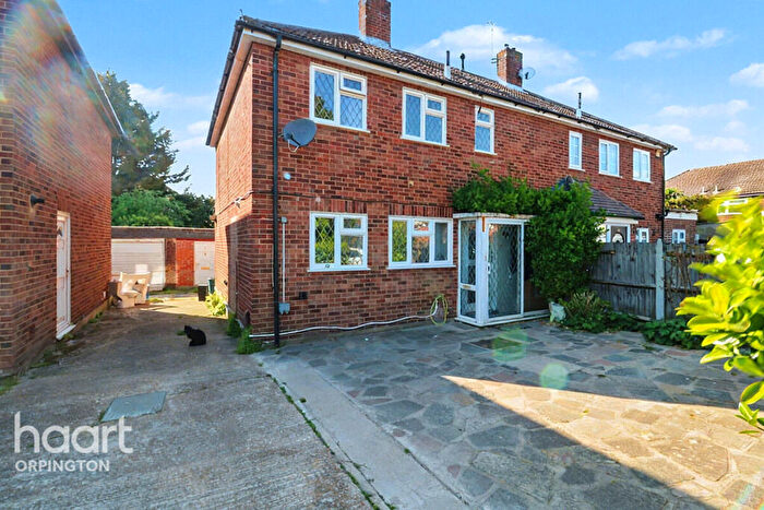 3 Bedroom Semi-Detached House For Sale In Veryan Close, Orpington, BR5