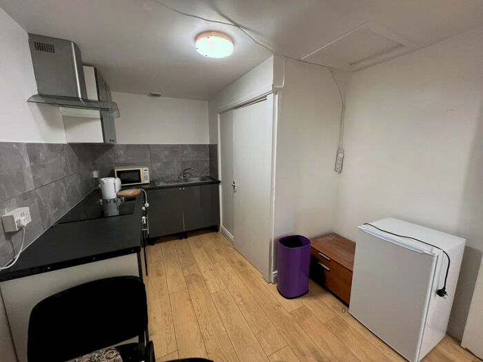 Flat To Rent In Kember Street, Islington, N1