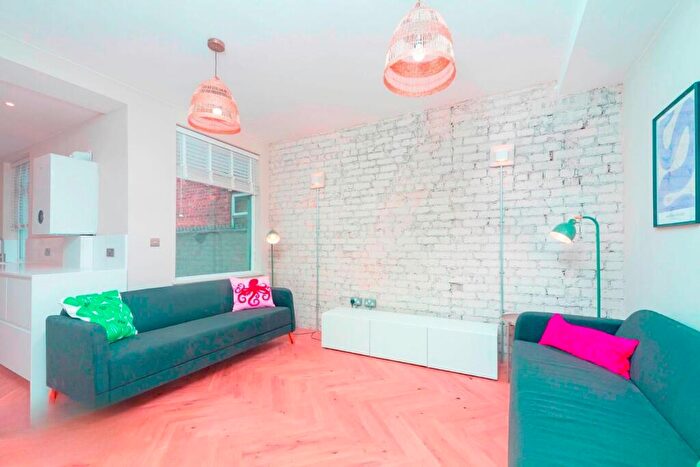 8 Bedroom Terraced House To Rent In Ruskin Avenue, Manchester, M14