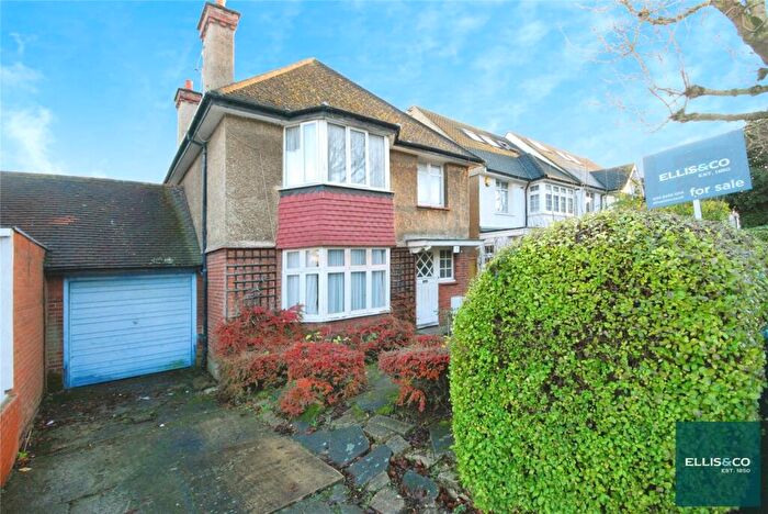3 Bedroom Detached House For Sale In Elm Park Gardens, Hendon, NW4