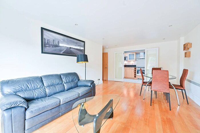 3 Bedroom Flat To Rent In Vauxhall Bridge Road, Westminster, London, SW1V