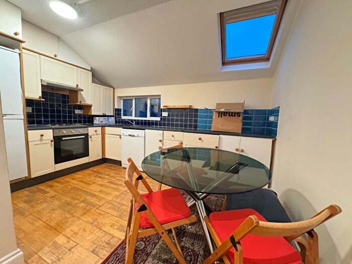 4 Bedroom Flat To Rent In Walm Lane, Willesden Green, NW2