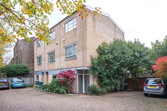 3 Bedroom Semi Detached House For Sale In Heaven Tree Close, Islington, N1