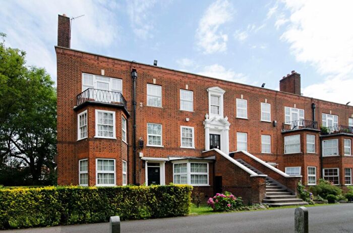 3 Bedroom Flat To Rent In Hendon Way, Child's Hill, London, NW2