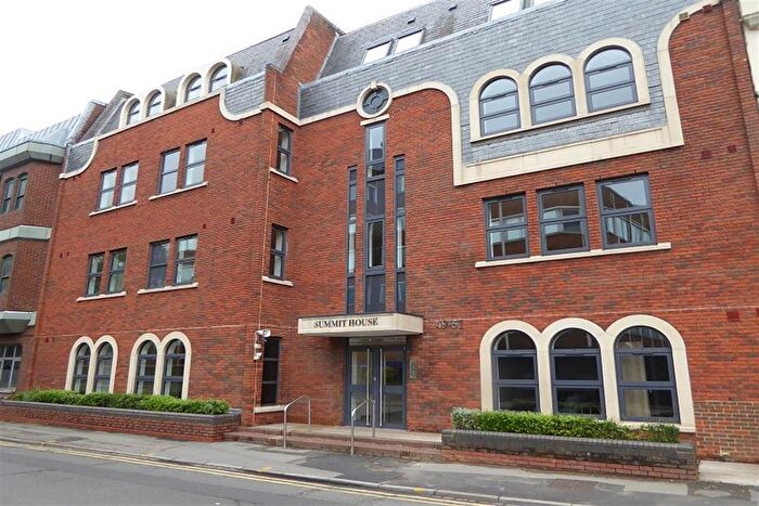1 Bedroom Flat To Rent In Summit House, Reading, RG1