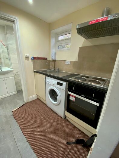 1 Bedroom Flat To Rent In Montague Road, Hounslow, TW3