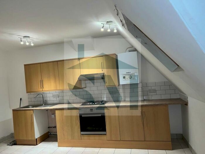 3 Bedroom Flat To Rent In Madeira Road, London, SW16