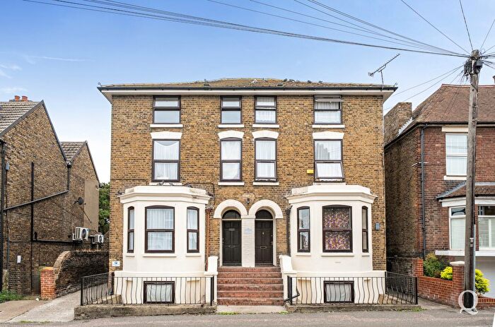 2 Bedroom Flat To Rent In Park Road, Sittingbourne, Kent, ME10