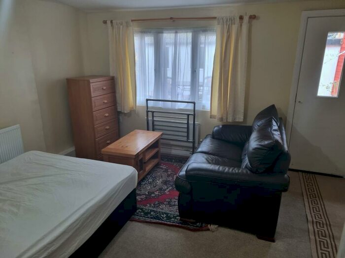 1 Bedroom House To Rent In Downderry Road, London, London, BR1