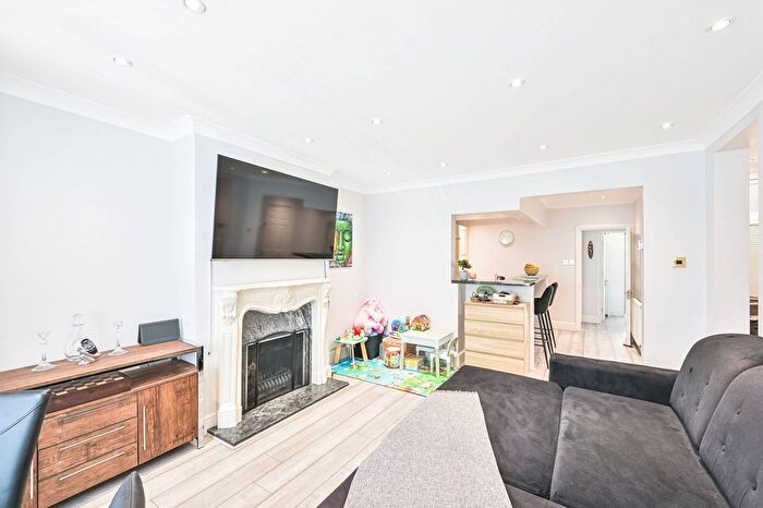 2 Bedroom Maisonette To Rent In Watford Way, Hendon, London, NW4