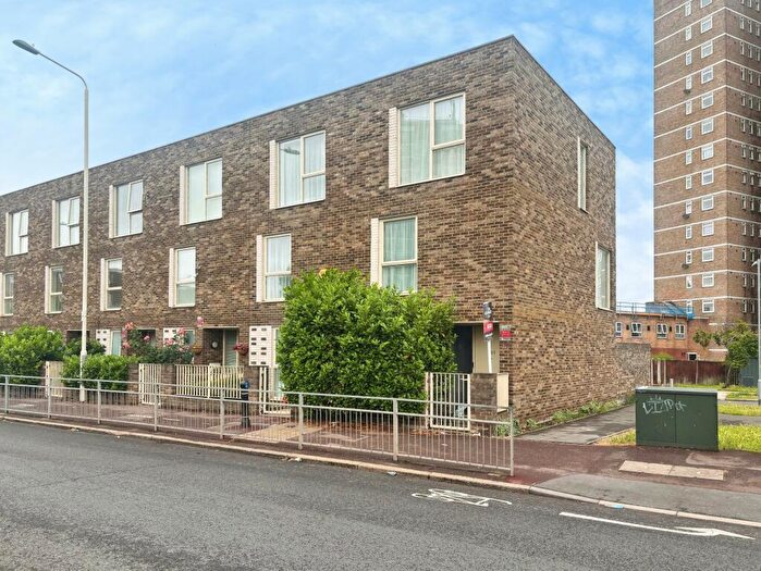 3 Bedroom End Of Terrace House To Rent In Wood Lane, Dagenham, RM8