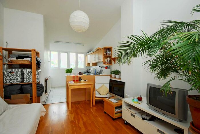2 Bedroom Flat To Rent In Tregunter Road, Kensington, London, SW10