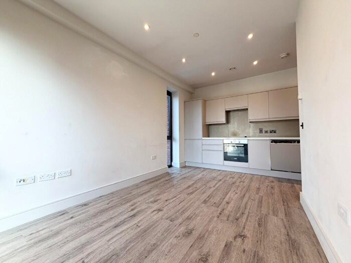 2 Bedroom Flat To Rent In Nixey Close, Slough, Berkshire, SL1