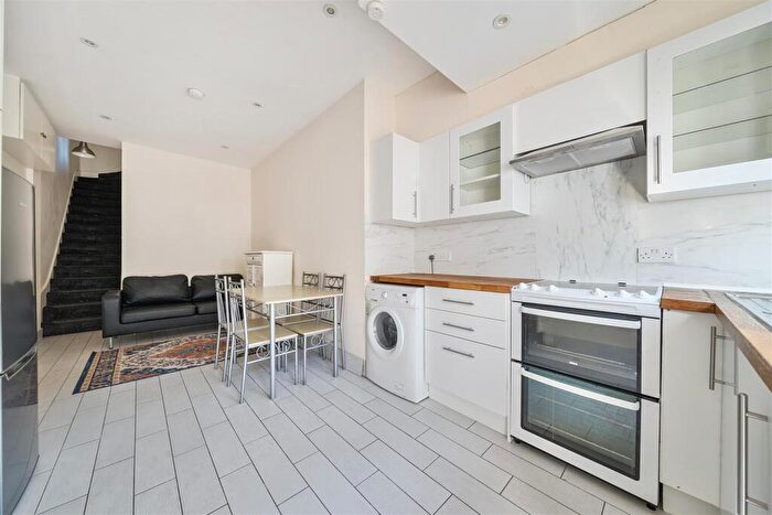 3 Bedroom Flat To Rent In Coombe Road, Kingston Upon Thames, KT2