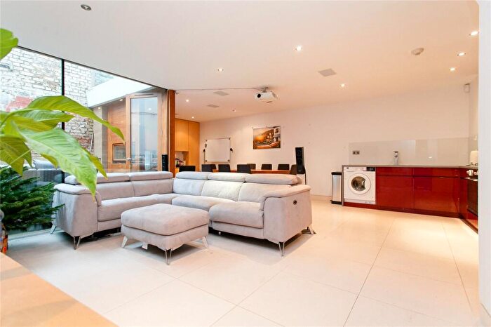 2 Bedroom Terraced House To Rent In Chapel Market, Angel, N1