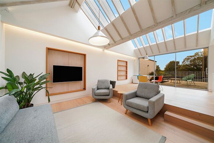 1 Bedroom Flat To Rent In Mile End Road, Mile End, E1