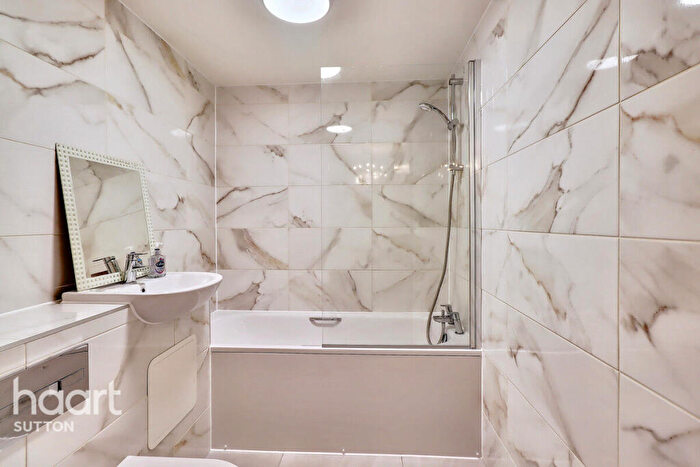 2 Bedroom Flat For Sale In Station Approach, Epsom, KT19