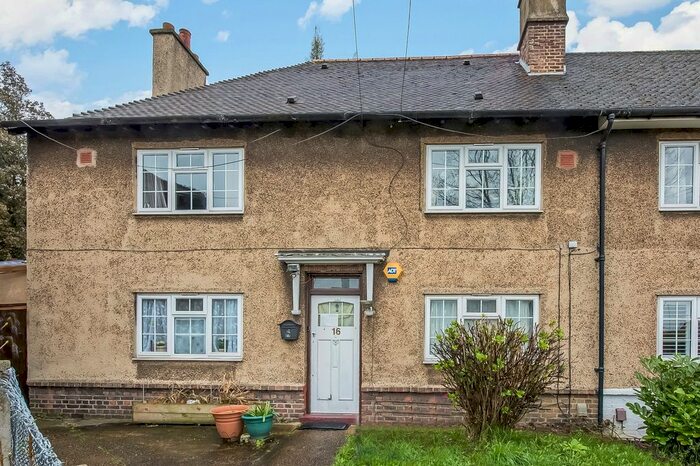 3 Bedroom Flat To Rent In Gibbs Close, London, SE19