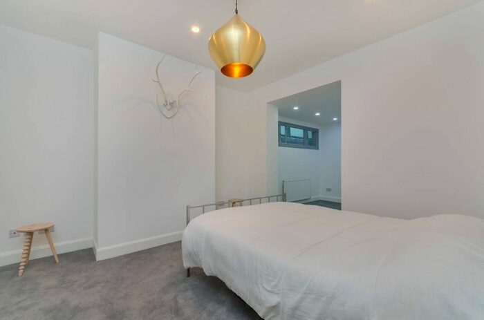 2 Bedroom Flat To Rent In Albert Bridge Road, Battersea Park, London, SW11