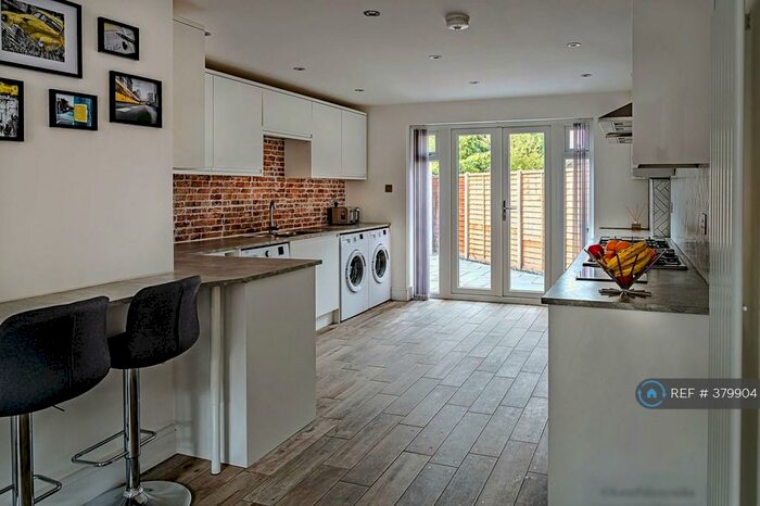 5 Bedroom Semi-Detached House To Rent In Lyneham Road, Luton, LU2