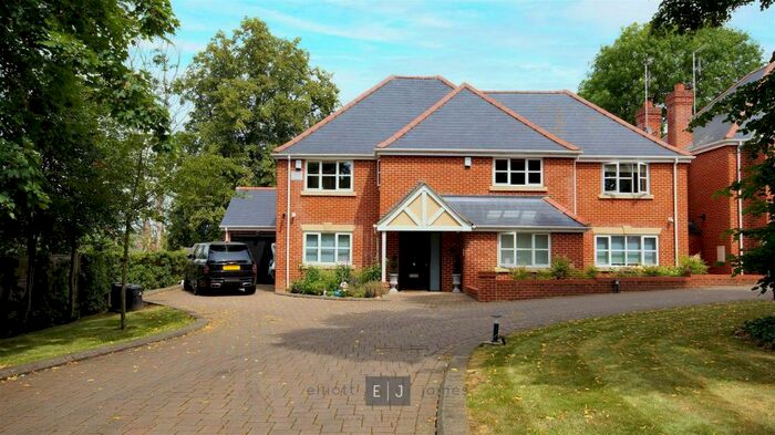 5 Bedroom Detached House To Rent In Wells Gate Close, Woodford Green, IG8