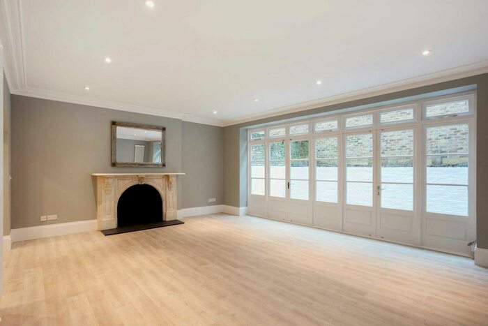 2 Bedroom Flat To Rent In Harcourt Terrace, London, SW10