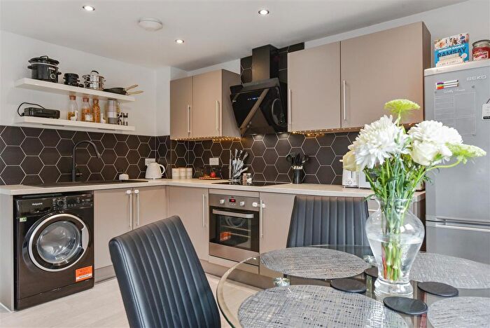 1 Bedroom Flat For Sale In Kiln Mews, Hambrook, Chichester, PO18