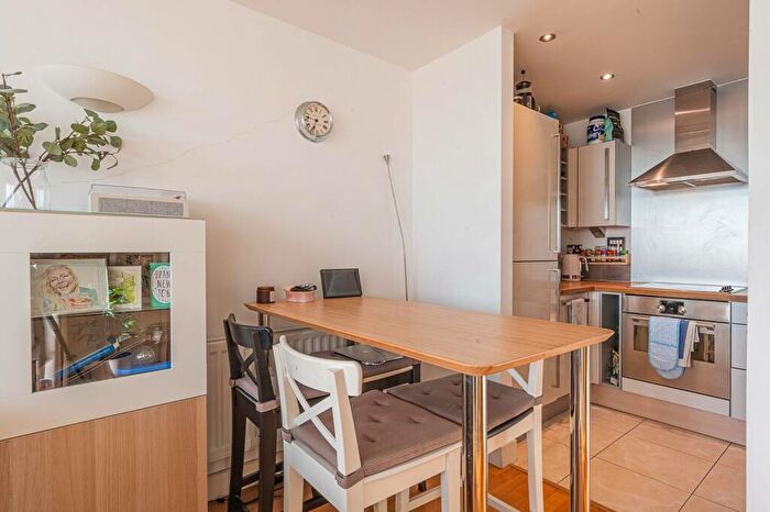 1 Bedroom Flat To Rent In Blackwall Way, Canary Wharf, London, E14