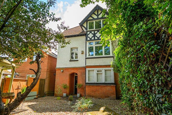 1 Bedroom Flat For Sale In Ashley Road, Walton-On-Thames, KT12