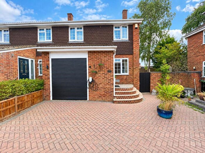 3 Bedroom Semi Detached House For Sale In Oakleigh Close, Walderslade, ME5