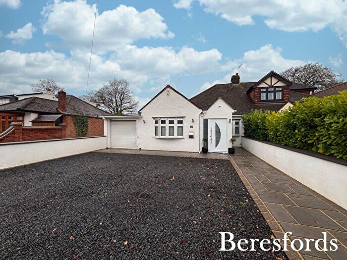 3 Bedroom Semi Detached House For Sale In The Grove, Upminster, RM14