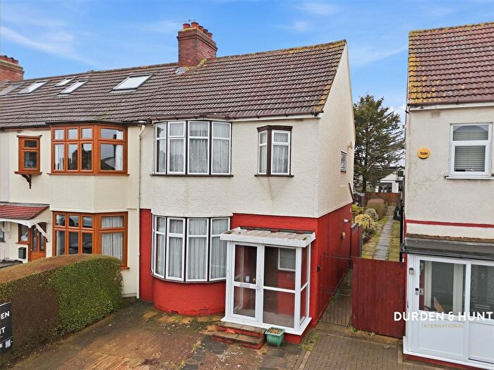 3 Bedroom Semi Detached House For Sale In Harwood Avenue, Hornchurch, RM11