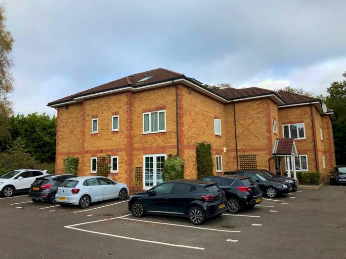 1 Bedroom Flat To Rent In Ronald Court, Oakwood Road, Bricket Wood, St. Albans, Hertfordshire, AL2