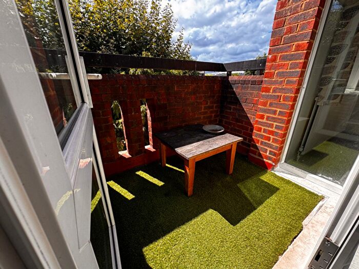 2 Bedroom Maisonette To Rent In Half Moon Crescent, London, N1