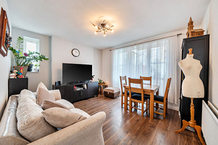 3 Bedroom Apartment For Sale In Wyndham Estate, London, SE5