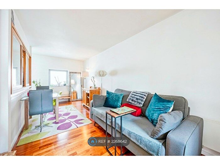 2 Bedroom Flat To Rent In Hutchings Wharf, London, E14