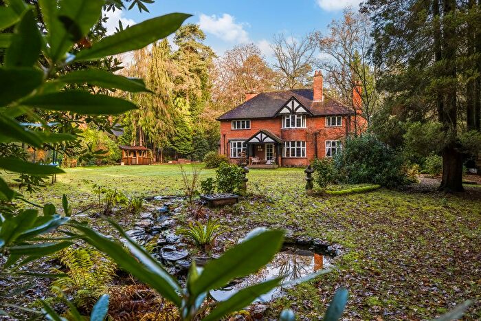 4 Bedroom Detached House For Sale In Reading Road North, Fleet, GU51