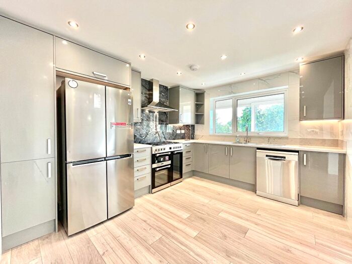 3 Bedroom Flat To Rent In Flat - Sherbrook House, Ballards Lane, London, N3