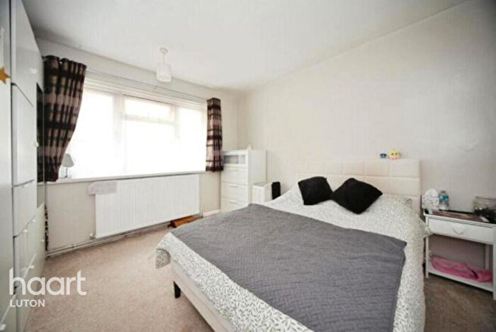 5 Bedroom Semi Detached House For Sale In Hart Hill Lane, Luton, LU2