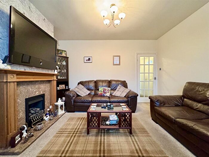 2 Bedroom Semi-Detached House For Sale In Warneford Rise, Cowlersley, Huddersfield, HD4