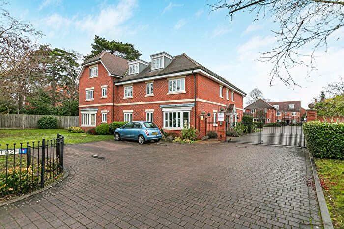 2 Bedroom Flat For Sale In Dunnell Close, Sunbury-On-Thames, Surrey, TW16